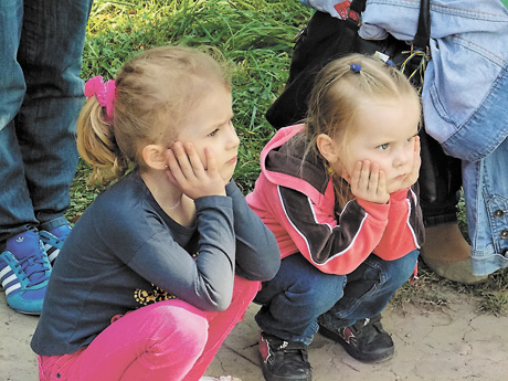 Діти завжди серцем слухають пісні свого народу. Фото Миколи МАЦЮКА